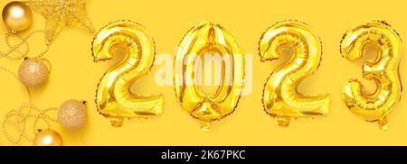 Goldene Folienballons mit der Nummer 2023. Frohes neues Jahr und weihnachtsfeiertagskonzept. Kopiespeicherplatz in der Draufsicht. Stockfoto