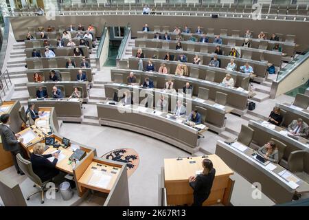 Die Abbildung zeigt eine Plenarsitzung des flämischen Parlaments in Brüssel, Mittwoch, den 12. Oktober 2022. BELGA FOTO NICOLAS MAETERLINCK Stockfoto