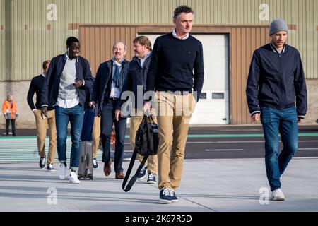 Gents Trainer Francky Vandendriessche und Gents Andrew Hjulsager im Bild als belgische Fußballmannschaft KAA Gent reisen vom Flughafen Oostende nach Schweden, am Mittwoch, den 12. Oktober 2022, für das morgige Spiel gegen das schwedische Team Djurgardens, WENN es am vierten Tag der Gruppenphase der UEFA Europa Conference League stattfindet. BELGA FOTO JASPER JACOBS Stockfoto