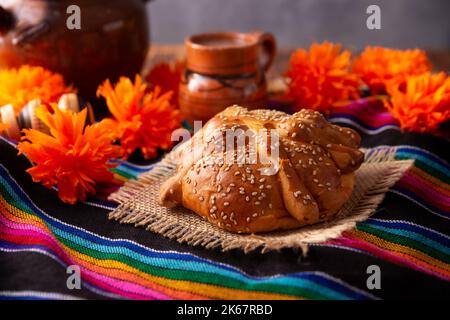 Pan de Muerto. Typisch mexikanisches süßes Brot mit Sesam, das in der Zeit des Todes verzehrt wird. Es ist ein Hauptelement im Altar Stockfoto