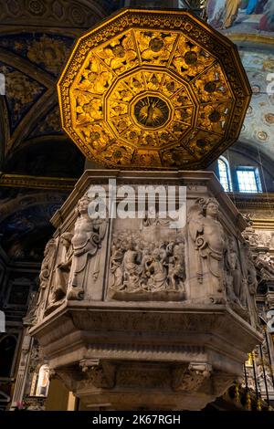 Innenraum der Kathedrale Santa Maria Assunta, (Kathedrale von Savona), Savona, Ligurien, Italien. Die Kathedrale von Savona wurde 1605 erbaut, um die alte BU zu ersetzen Stockfoto