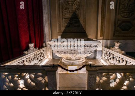 Innenraum der Kathedrale Santa Maria Assunta, (Kathedrale von Savona), Savona, Ligurien, Italien. Die Kathedrale von Savona wurde 1605 erbaut, um die alte BU zu ersetzen Stockfoto