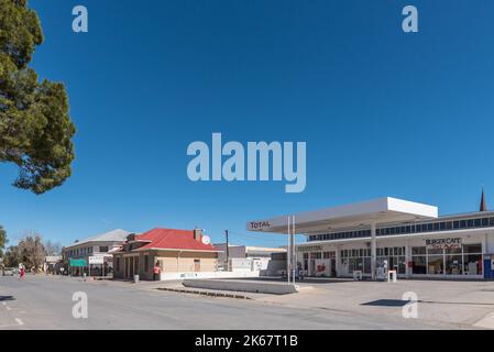 FRASERBURG, SÜDAFRIKA - SEP 3, 2022: Eine Straßenszene mit Unternehmen in Fraserburg am Nordkap Karoo. Stockfoto