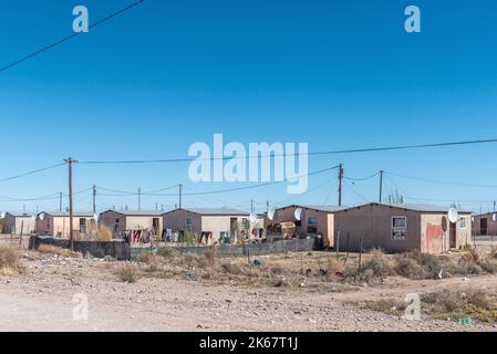 FRASERBURG, SÜDAFRIKA - SEP 3, 2022: Blick auf das Township Ammerville in Fraserburg am Nordkap Karoo. Häuser sind sichtbar. Stockfoto