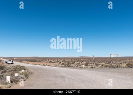 FRASERBURG, SÜDAFRIKA - SEP 3, 2022: Start der malerischen Postroute in Fraserburg am Nordkap Karoo. Ein Pickup-Truck ist sichtbar Stockfoto