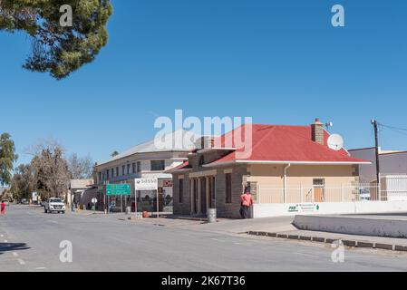 FRASERBURG, SÜDAFRIKA - SEP 3, 2022: Eine Straßenszene, mit Geschäften, in Fraserburg am Nordkap Karoo. Menschen und Fahrzeuge sind sichtbar Stockfoto