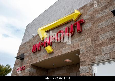 Los Angeles, Kalifornien, USA - 15. Mai 2022: Seitenansicht der Fassade eines in- und Out-Burger-Restaurants in Kalifornien. Stockfoto