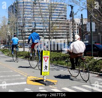 New York City, New York, USA - 17. April 2016: Drei Männer fahren in New York City auf altmodischen Fahrrädern. Stockfoto