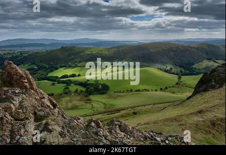 Sonnenlicht auf Hope Bowdler Hill, von Caer Caradoc, Church Stretton, Shropshire aus gesehen Stockfoto