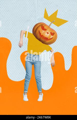 Vertikale kreative Collage von Zombie-Person Hände geklebt hängen geschnitzten Kürbis statt Kopf isoliert auf Zeichnung Hintergrund Stockfoto
