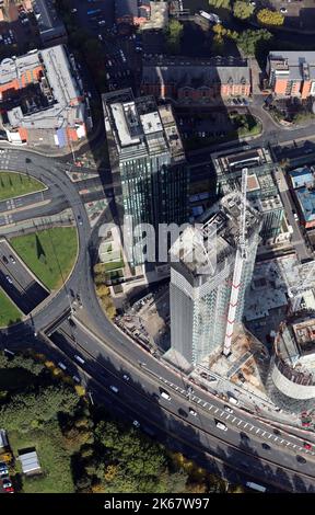 Luftaufnahme Elizabeth Tower & The Three60 Apartment Building, an der Kreuzung von A57M Mancunian Way und A56 Chester Road im Stadtzentrum von Manchester Stockfoto