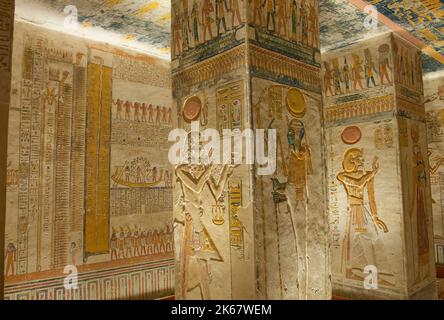 Hieroglypische Schnitzereien an Säulen und Wänden im altägyptischen Grab von ramses 5 und 6 im Luxor Tal der Könige Stockfoto