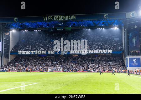 Kopenhagen, Dänemark. 11. Oktober 2022. Fußballfans des FC Kopenhagen wurden während des UEFA Champions League-Spiels zwischen dem FC Kopenhagen und Manchester City im Kopenhagener Park auf den Tribünen gesehen. (Foto: Gonzales Photo/Alamy Live News Stockfoto