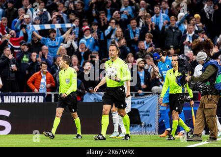 Kopenhagen, Dänemark. 11. Oktober 2022. Schiedsrichter Artur Dias beim UEFA Champions League-Spiel zwischen dem FC Kopenhagen und Manchester City im Park in Kopenhagen. (Foto: Gonzales Photo/Alamy Live News Stockfoto