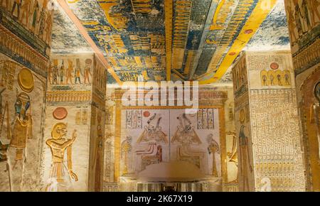 Hieroglypische Schnitzereien an Säulen und Wänden im altägyptischen Grab von ramses 5 und 6 im Luxor Tal der Könige Stockfoto