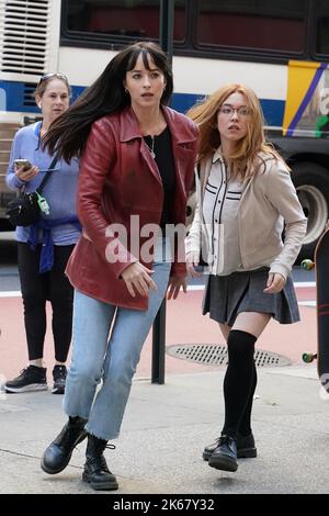 New York, NY, USA. 11. Oktober 2022. Dakota Johnson, Sydney Sweeney vor Ort für MADAME WEB Movie Shoot, New York, NY 11. Oktober 2022. Kredit: Kristin Callahan/Everett Collection/Alamy Live Nachrichten Stockfoto