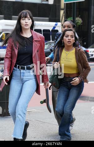 New York, NY, USA. 11. Oktober 2022. Dakota Johnson, Isabela Merced vor Ort für MADAME WEB Movie Shoot, New York, NY 11. Oktober 2022. Kredit: Kristin Callahan/Everett Collection/Alamy Live Nachrichten Stockfoto