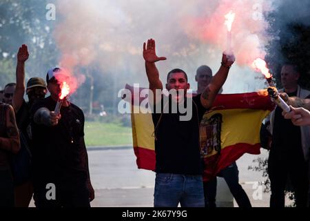 Barcelona, Spanien. 12. Oktober 2022. Die ultra-nationalistischen Spanier grüßen Hitler mit Gesängen zugunsten des Nationalsozialismus während der Feier des 12. Oktober, dem Tag der spanischen Nationalität. (Foto von Ximena Borrazas/SOPA Images/Sipa USA) Quelle: SIPA USA/Alamy Live News Stockfoto