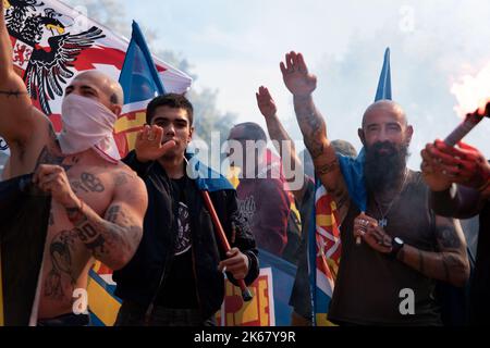Barcelona, Spanien. 12. Oktober 2022. Die ultra-nationalistischen Spanier grüßen Hitler mit Gesängen zugunsten des Nationalsozialismus während der Feier des 12. Oktober, dem Tag der spanischen Nationalität. (Foto von Ximena Borrazas/SOPA Images/Sipa USA) Quelle: SIPA USA/Alamy Live News Stockfoto