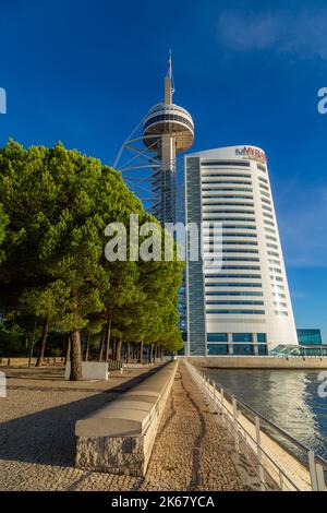 Lissabon, Portugal - 10. Oktober 2022: Vasco da Gama Tower, das Myriad Hotel und die Vasco da Gama Brücke im Park der Nationen. Stockfoto