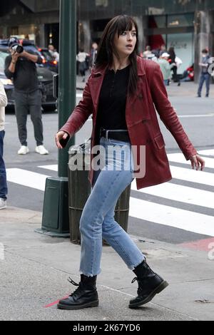 New York, NY, USA. 11. Oktober 2022. Dakota Johnson vor Ort für MADAME WEB Movie Shoot, New York, NY 11. Oktober 2022. Kredit: Kristin Callahan/Everett Collection/Alamy Live Nachrichten Stockfoto