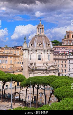 Skyline von Rom: Blick auf die Trajanssäule und die Kirche des Allerheiligsten Namens Mariens im Trajan Forum, Italien. Stockfoto