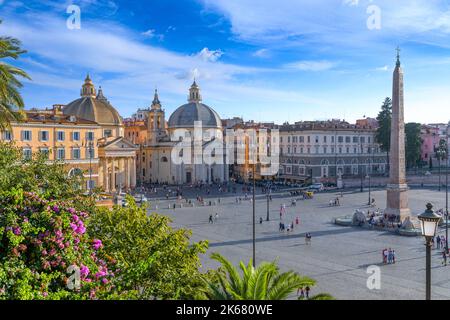 Blick auf die Piazza del Popolo (Volksplatz) in Rom, Italien. Skyline von Rom: Die Kirchen Santa Maria in Montesanto und Santa Maria dei Miracoli. Stockfoto