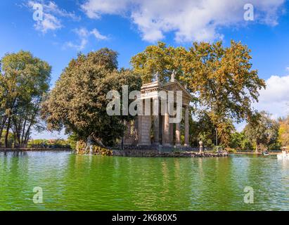 Tempel des Asklepios in der Mitte der kleinen Insel auf dem künstlichen See in Villa Borghese Gärten, Rom, Italien. Stockfoto