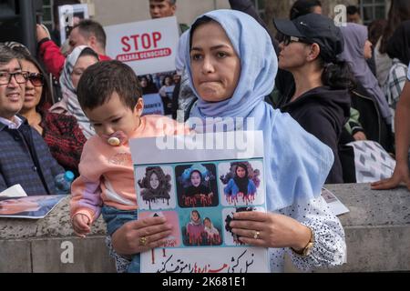 London, Großbritannien. 12. Oktober 2022. Afghanistans Hazara-Gemeinde protestiert in Downing St. Sie sind seit dem 19. Jahrhundert extremen Perioden der Verfolgung als schiitische Muslime ausgesetzt und ihre Sklaverei wurde erst im Jahr 1920s verboten. Die Invasion von 2001 verbesserte ihren Status und insbesondere ihren Zugang zu Bildung, aber der Aufstieg der Taliban und des Islamischen Staates seit 2015 hat zu vielen Angriffen auf sie geführt. Am 30. September tötete ein Selbstmordattentäter mindestens 53 Jugendliche in einer Schulklasse. Kredit: Peter Marshall/Alamy Live Nachrichten Stockfoto