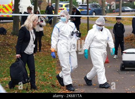 Forensische Offiziere vor einem Grundstück in Loxbeare Drive, Furzton, Milton Keynes, wo die Polizei menschliche Überreste während forensischer Untersuchungen bei der Suche nach dem vermissten Teenager Leah Croucher identifiziert hat, der im Februar 2019 zu Fuß zur Arbeit verschwand. Beamte der Polizei von Thames Valley begannen am Montag, das Haus nach einem Tipp eines Bürgers zu durchsuchen und starteten eine Morduntersuchung, als sie einen Rucksack und andere persönliche Gegenstände von Frau Croucher fanden. Bilddatum: Mittwoch, 12. Oktober 2022. Stockfoto