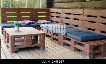 Bänke und ein Tisch aus Europaletten, Outdoor-Möbeldesign mit Upcycling-Konzept. Stockfoto