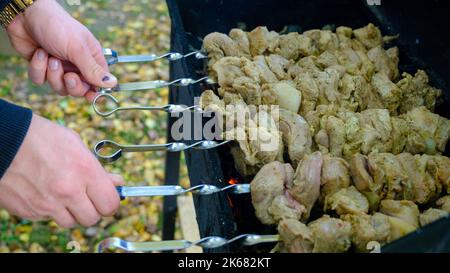 Schweinshashik-Kebab, auf Spiessen geröstet, auf dem Grill, auf Kohlen geröstet. Party und saftiges Fleisch. Konzept von Mittag-, Abendessen, Restaurant, Gäste Stockfoto