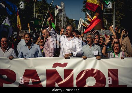 Barcelona, Spanien. 12. Oktober 2022. IGNACIO GARRIGA (L) und JAVIER ORTEGA SMITH (R), gewählte und ehemalige Generalsekretärin der VOX, nehmen an einem marsch durch die Stadt Barcelona Teil, um für die Unteilbarkeit Spaniens und gegen die katalanische Unabhängigkeitsbewegung am spanischen Nationalfeiertag zu protestieren.Quelle: Matthias Oesterle/Alamy Live News Stockfoto