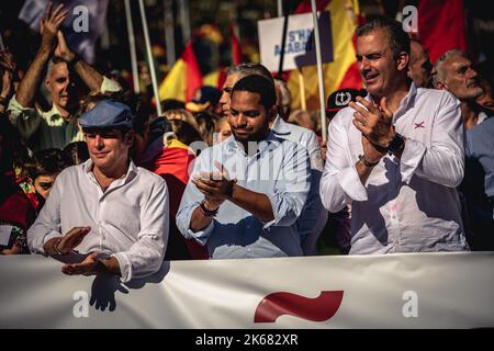 Barcelona, Spanien. 12. Oktober 2022. IGNACIO GARRIGA (L) und JAVIER ORTEGA SMITH (R), gewählte und ehemalige Generalsekretärin der VOX, nehmen an einem marsch durch die Stadt Barcelona Teil, um für die Unteilbarkeit Spaniens und gegen die katalanische Unabhängigkeitsbewegung am spanischen Nationalfeiertag zu protestieren.Quelle: Matthias Oesterle/Alamy Live News Stockfoto