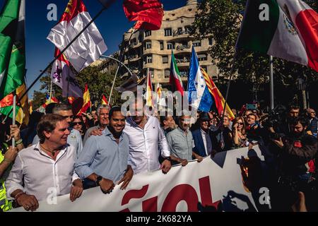 Barcelona, Spanien. 12. Oktober 2022. IGNACIO GARRIGA (L) und JAVIER ORTEGA SMITH (R), gewählte und ehemalige Generalsekretärin der VOX, nehmen an einem marsch durch die Stadt Barcelona Teil, um für die Unteilbarkeit Spaniens und gegen die katalanische Unabhängigkeitsbewegung am spanischen Nationalfeiertag zu protestieren.Quelle: Matthias Oesterle/Alamy Live News Stockfoto