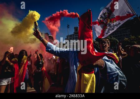 Barcelona, Spanien. 12. Oktober 2022. Demonstranten zünden am spanischen Nationalfeiertag Protestaktionen für die Unteilbarkeit Spaniens und gegen die katalanische Unabhängigkeitsbewegung an.Quelle: Matthias Oesterle/Alamy Live News Stockfoto