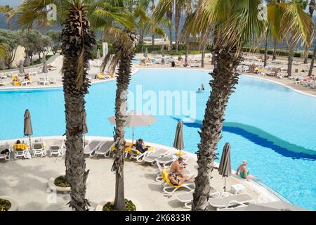 Sonnenbaden am Pool Stockfoto