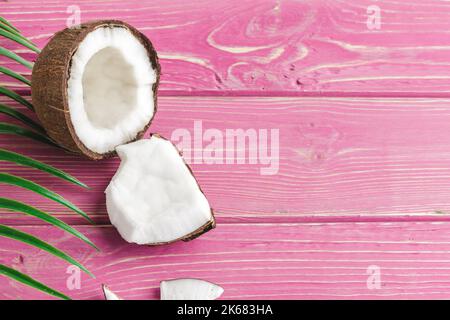 Beschädigte Kokosnussstücke mit Schale aus nächster Nähe Stockfoto