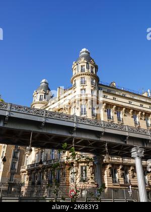 Haussmann-Gebäude von der schönen Bir-Hakeim-Brücke aus gesehen an einem hellen sonnigen Tag in Paris, Frankreich. Stockfoto