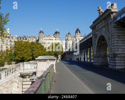 Haussmann-Gebäude von der schönen Bir-Hakeim-Brücke aus gesehen an einem hellen sonnigen Tag in Paris, Frankreich. Stockfoto