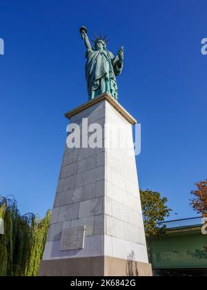 Île aux Cygnes, Isle of the Swans, kleine künstliche Insel an der seine in Paris, Frankreich, 15. Arrondissement, mit Nachbildung der Freiheitsstatue Stockfoto