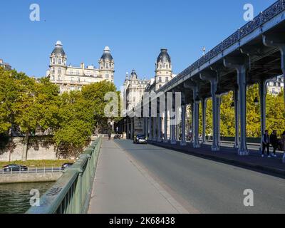 Haussmann-Gebäude von der schönen Bir-Hakeim-Brücke aus gesehen an einem hellen sonnigen Tag in Paris, Frankreich. Stockfoto