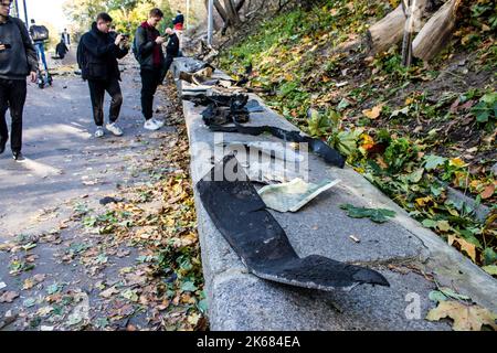 Nach den massiven russischen Raketenangriffen sind Überreste der Rakete, die einen öffentlichen Garten in der Nähe des Freundschaftsbogens von Kiew im Stadtzentrum getroffen hat. Mis Stockfoto