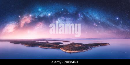 Milchstraße Bogen und Inseln im Meer in der Sommernacht Stockfoto