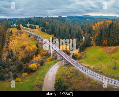 Schönes altes Viadukt bei Sonnenuntergang in den karpaten im Herbst Stockfoto