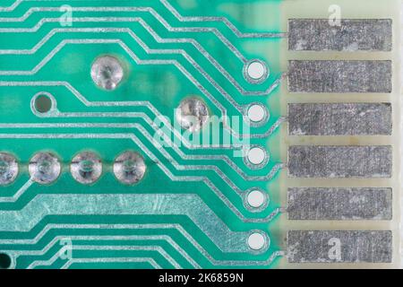 Nahaufnahme des verzinnten Steckverbinders und der gelöteten durchkontaktierten Komponenten auf der grünen Platine des Vintage 1982 Sinclair ZX Spectrum Heimcomputers. Stockfoto