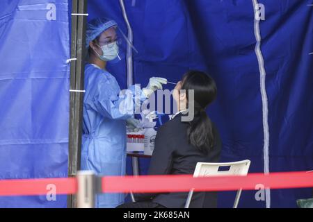 An einer mobilen Probensammelstation in Bandstand, Victoria Park, stehen Personen, die obligatorischen Tests unterzogen werden und sich freiwilligen Tests unterziehen müssen, in der Warteschlange. 04JUL22. SCMP/Dickson Lee Stockfoto