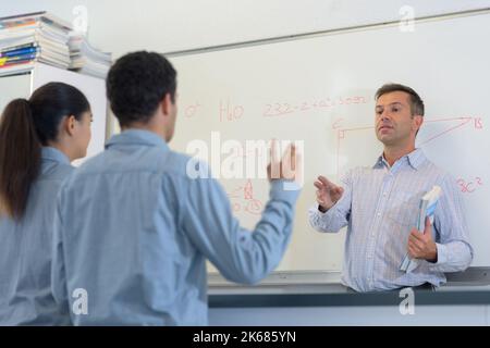 Junge Schüler und Lehrer während des Tutorenunterrichts Stockfoto