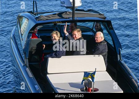 STOCKHOLM 20222012 die niederländische Königin Máxima und König Willem-Alexander sowie die schwedische Königin Silvia und König Carl Gustaf fahren mit der elektrischen Anlage Stockfoto