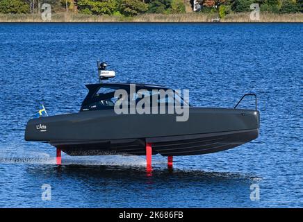 STOCKHOLM 20222012 die niederländische Königin Máxima und König Willem-Alexander fahren zusammen mit der schwedischen Königin Silvia und König Carl Gustaf mit dem elektrischen Tragflügelboot Candela über das Wasser. Der niederländische König und die niederländische Königin sind für einen dreitägigen Staatsbesuch in Schweden. Stockholm, Schweden, 12. Oktober 2022. Foto: Jonas Ekströmer / TT / kod 10030 Stockfoto